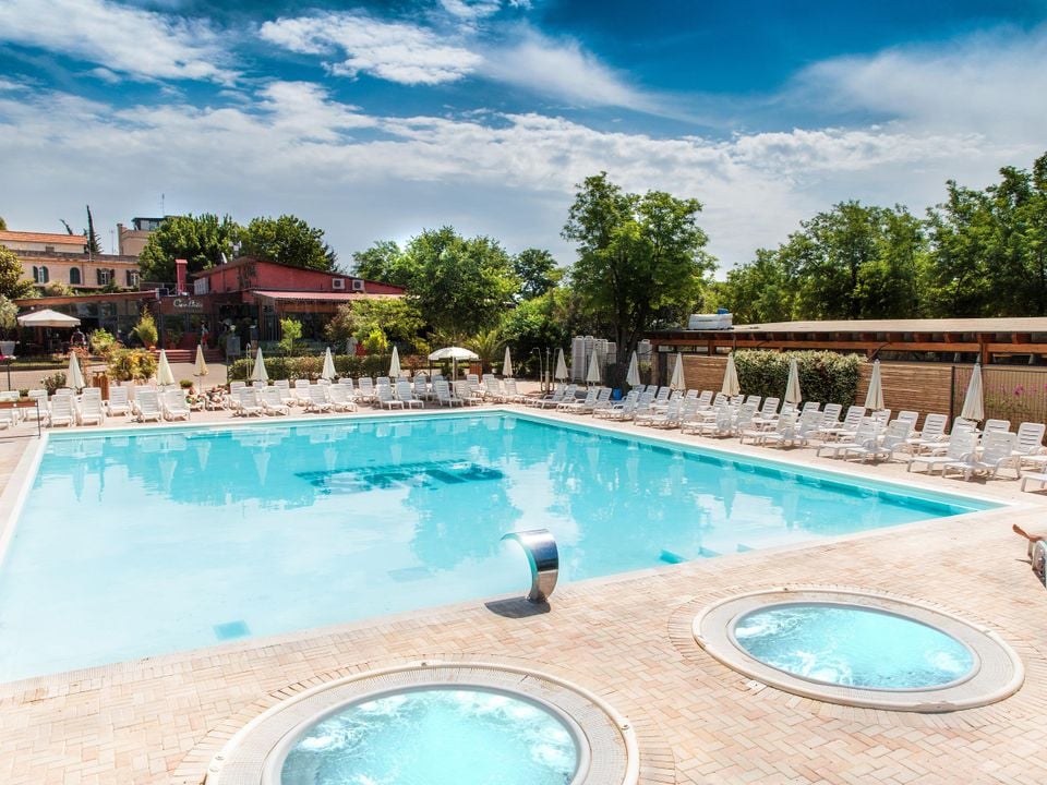 hu-roma-camping-in-town