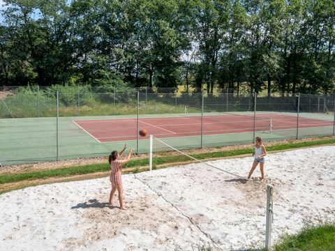 Camping Romanée - Les Grottes De Roffy - Dordogne