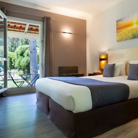 Slaapkamer 2 personen - Klassieke tweepersoonskamer - Uitzicht op de tuin