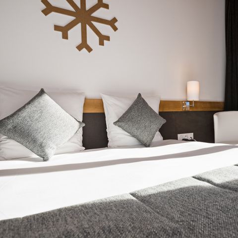 Slaapkamer 2 personen - Deluxe Tweepersoonskamer - Uitzicht op Hellingen & Terras