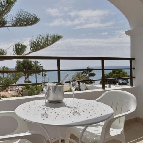 APPARTEMENT 6 personen - 4 volwassenen + 2 kinderen - Uitzicht op zee
