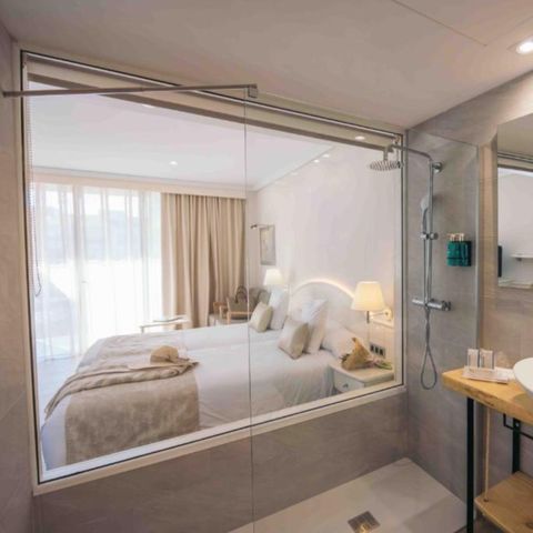 Hotelkamer 2 personen - Tweepersoonskamer - Balkon - Zicht op het Kanaal