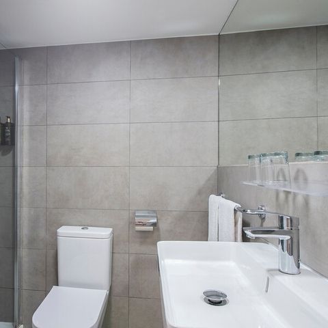 Hotelkamer 2 personen - TWEEPERSOONSKAMER - ZWEMBADZICHT - BALKON