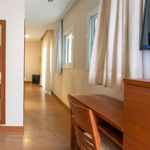 Hotelkamer 3 personen - TWEEPERSOONSKAMER + EXTRA BED - BALKON - ONTBIJT INBEGREPEN
