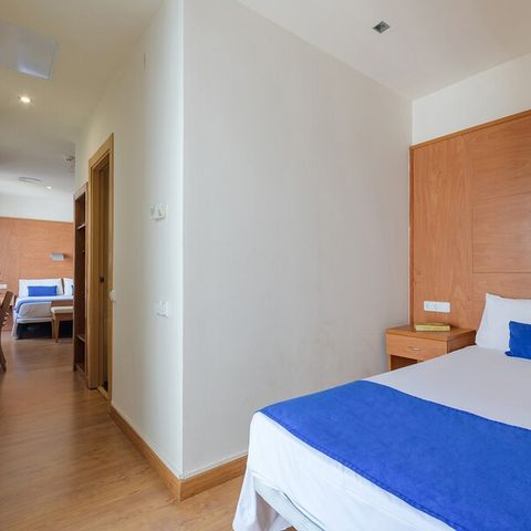 Hotelkamer 3 personen - TWEEPERSOONSKAMER + EXTRA BED - BALKON - ONTBIJT INBEGREPEN