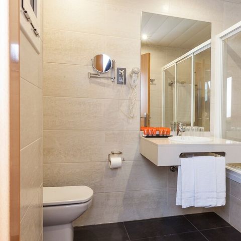 Hotelkamer 3 personen - TWEEPERSOONSKAMER + EXTRA BED - BALKON - ONTBIJT INBEGREPEN