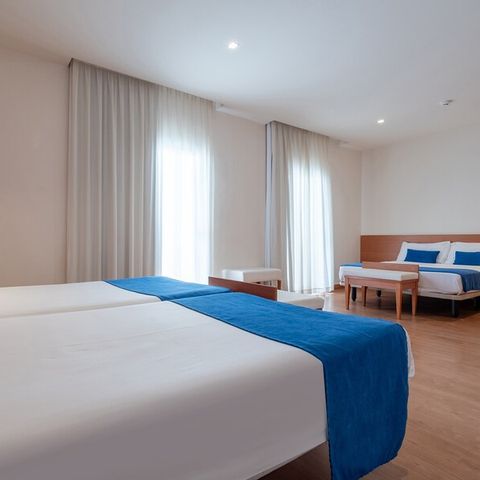 Hotelkamer 4 personen - VIERPERSOONSKAMER - BALKON - ONTBIJT INBEGREPEN