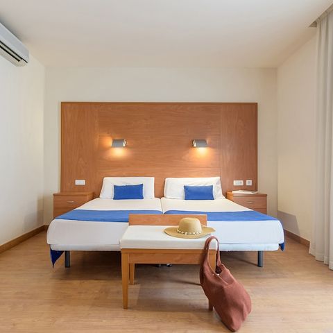 Hotelkamer 4 personen - VIERPERSOONSKAMER - BALKON - ONTBIJT INBEGREPEN