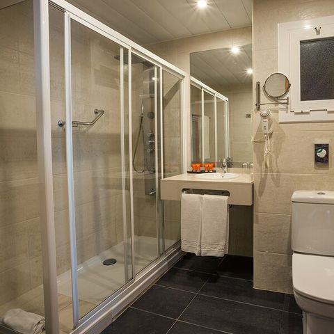 Hotelkamer 4 personen - VIERPERSOONSKAMER - BALKON - ONTBIJT INBEGREPEN