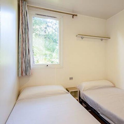 Stacaravan 5 personen - Comfort | 3 slaapkamers | 5 slaapplaatsen | Verhoogd terras | 1 badkamer | Airconditioning