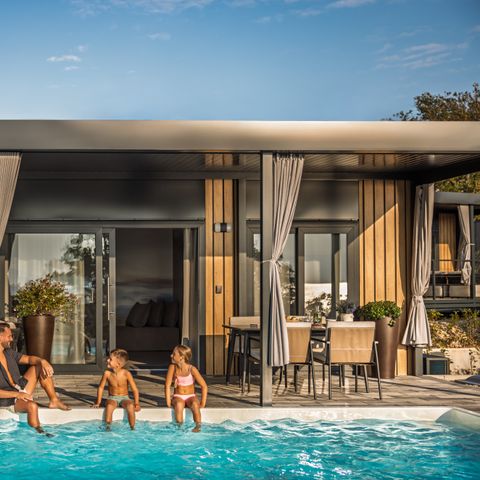 Stacaravan 4 personen - Amber Sea Luxe Vakantiehuis met privé zwembad