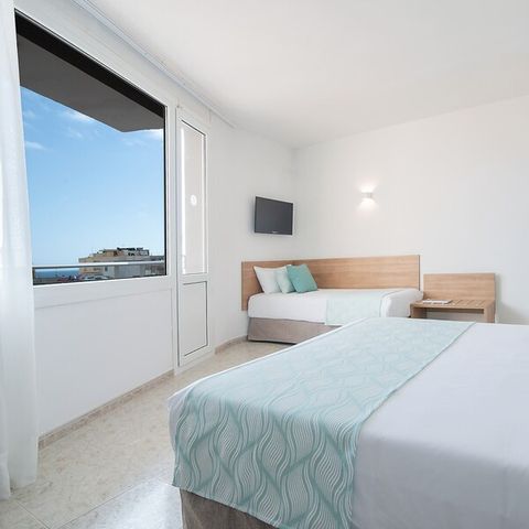Hotelkamer 3 personen - TWEEPERSOONSKAMER + EXTRA BED - BALKON - ONTBIJT INBEGREPEN