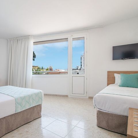 Hotelkamer 3 personen - TWEEPERSOONSKAMER + EXTRA BED - BALKON - ONTBIJT INBEGREPEN