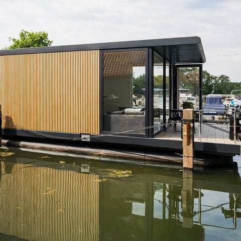 Uniek 4 personen - Luxe overnachten op het water in Friesland (41)
