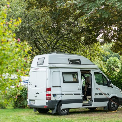 Kampeerplaats - Klassieke standplaats - 10A elektriciteit - 1 voertuig - water dichtbij - 80/100 m².