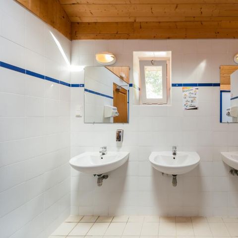 Kampeerplaats - Kampeerplaats Classique Supérieur - 120-140m² - Elektriciteit 10 A - Water dichtbij - 1 voertuig
