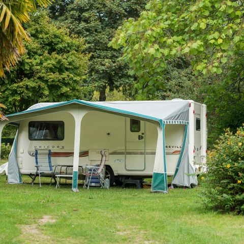 Kampeerplaats - Kampeerplaats Classique Supérieur - 120-140m² - Elektriciteit 10 A - Water dichtbij - 1 voertuig