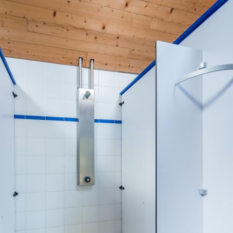 Kampeerplaats - Standplaats Confort - 120-140m² - Elektriciteit 10A - Wateraansluiting - Afvoer grijs water - 1 voertuig