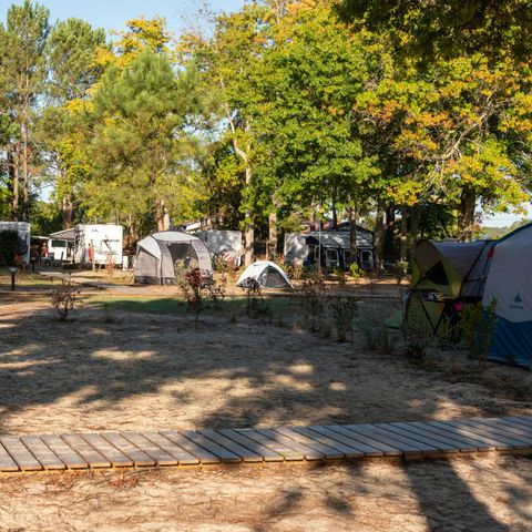 STAANPLAATS - Tent met elektriciteit - Aan het meer - Toegang voor voetgangers