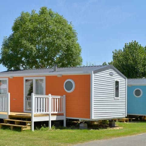 Stacaravan 5 personen -  SAM - COTTAGE CONFORT 2ch/ 4/5p - 30m² - Terras met parasol