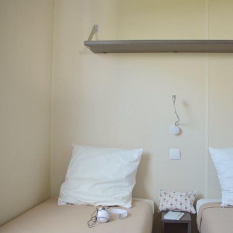 Stacaravan 4 personen - Bali-chalet - 2 slaapkamers ** (in het Frans)