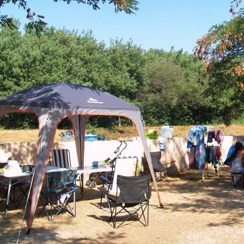 Kampeerplaats - Standplaatsen voor tenten - Caravans of campers