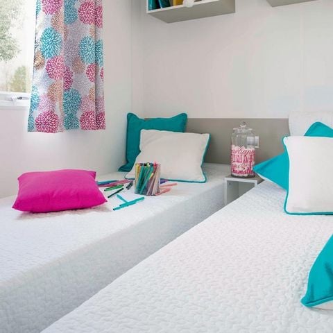 Stacaravan 6 personen - Family - 3 slaapkamers - PREMIUM - 30 m² - Roselune - Airco - Tv - Vaatwasser - Plancha - Overdekt XXL-terras