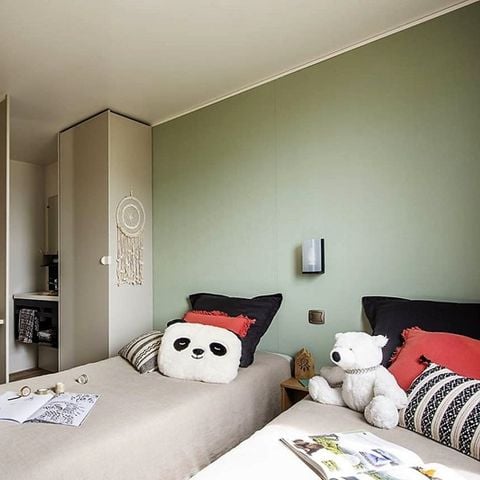 Stacaravan 5 personen - PREMIUM - 2 slaapkamers met airconditioning +TV+Gaskookplaat + 2 badkamers