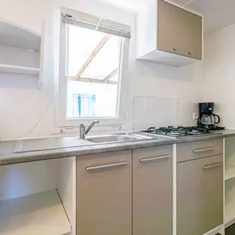 Stacaravan 4 personen - Klassiek | 2 Slaapkamers | 4 Pers | Verhoogd terras | Airconditioning door Homair