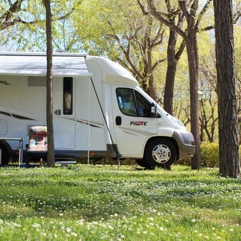 Kampeerplaats - Standplaats Plus - 1 auto - Tent - Caravan of camper - Elektriciteit 2