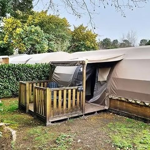Glampingtent 8 personen - Explorer | 4 slaapkamers | 6/8 personen | Niet overdekt verhoogd terras | Geen badkamer