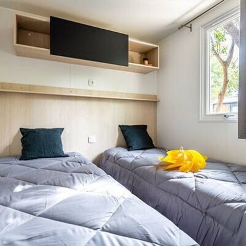 Stacaravan 8 personen - Stacaravan | Premium Exclusief | 4 slaapkamers | 8 pers | Overdekt terras | 1 badkamer | Airconditioning | TV