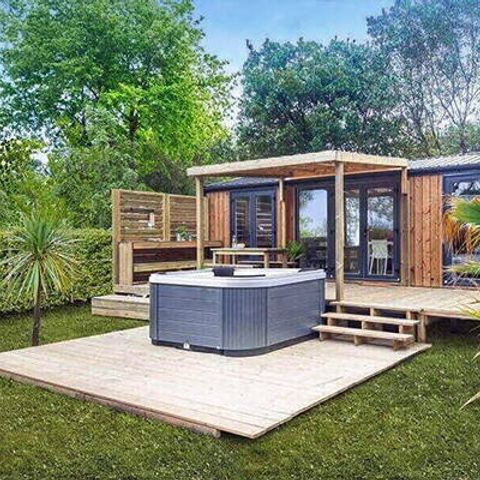 Stacaravan 4 personen - Ultimate | 2 Slaapkamers | 4 Pers | Overdekt terras | Jacuzzi | Buitendouche | 1 Badkamer | Airconditioning | TV