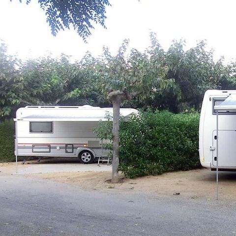 STAANPLAATS - Premium staanplaats: auto + tent/caravan of camper + 5A elektriciteit
