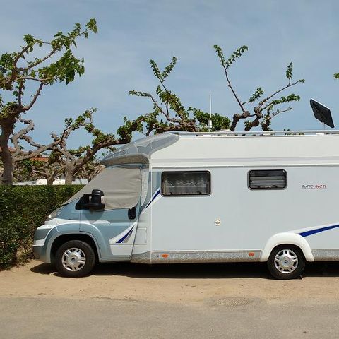 STAANPLAATS - Premium staanplaats: auto + tent/caravan of camper + 5A elektriciteit