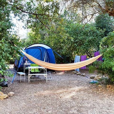STAANPLAATS - Comfort Pakket: Standplaats voor 1 auto + tent, caravan of camper + elektriciteit (10A)