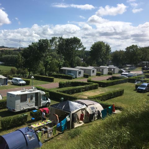 Kampeerplaats - Comfortpakket (1 tent, caravan of camper / 1 auto / 16A elektriciteit)