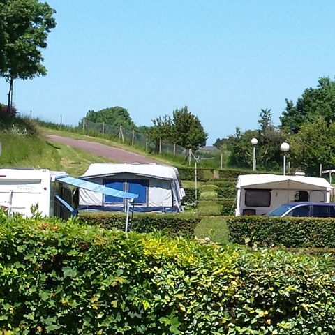 Kampeerplaats - Comfortpakket (1 tent, caravan of camper / 1 auto / 16A elektriciteit)