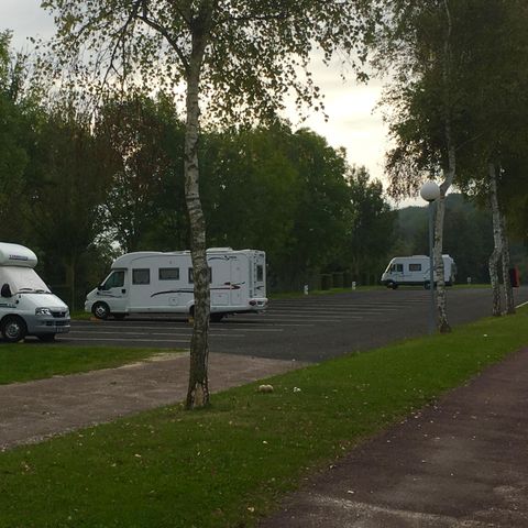Kampeerplaats - Gestabiliseerde camperparkeerplaats (tenten en caravans zijn niet toegestaan)
