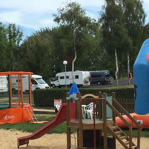 STAANPLAATS - Gestabiliseerde camperparkeerplaats (tenten en caravans zijn niet toegestaan)