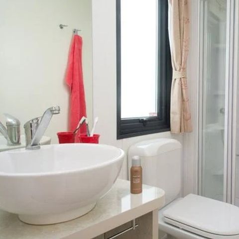 Stacaravan 4 personen - Mobile-home | Comfort | 2 Slaapkamers | 4 Pers. | Verhoogd terras | Airconditioning.