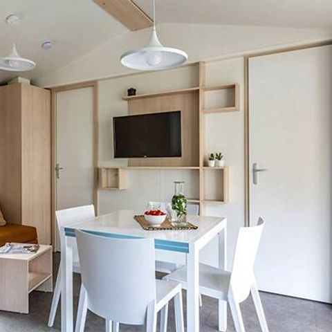 Stacaravan 4 personen - Ultimate | 2 slaapkamers | 4 pers | Verhoogd terras | Tropische douche | 1 badkamer | Airconditioning | TV