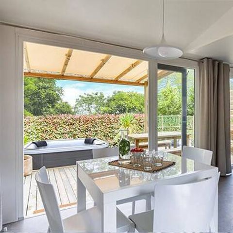 Stacaravan 4 personen - Stacaravan | Ultimate | 2 Slaapkamers | 4 Pers | Verhoogd terras | Jacuzzi | Tropische douche | Airconditioning | TV