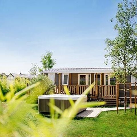 Stacaravan 6 personen - Ultiem | 3 slaapkamers | 6 pers | Verhoogd terras | Jacuzzi | 2 badkamers | Airconditioning | TV