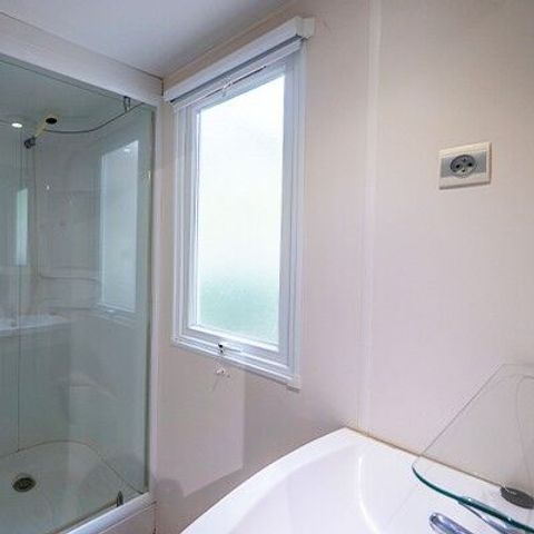 Stacaravan 6 personen - Mobile-home | Premium Azure | 3 slaapkamers | 6 pers. | Verhoogd terras | Airconditioning | TV