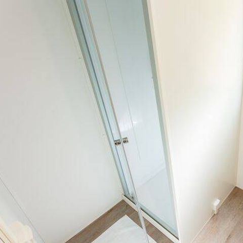 Stacaravan 4 personen - Stacaravan | Comfort | 2 Slaapkamers | 4 Pers | Eenpersoons terras | Airconditioning | TV