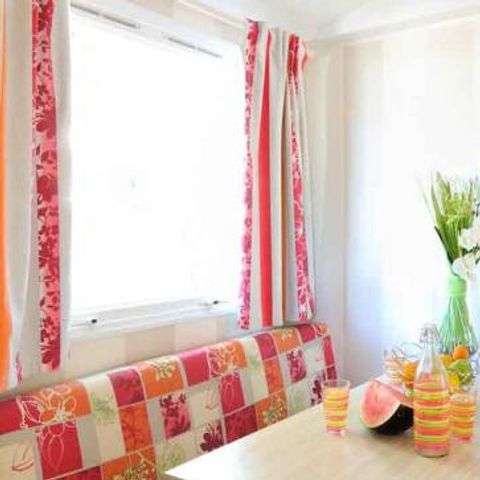 Stacaravan 4 personen - Klassiek | 2 Slaapkamers | 4 Pers. | Verhoogd terras | Airconditioning.