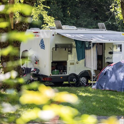STAANPLAATS - Comfort pakket (1 tent, caravan of camper / 1 auto / 10A elektriciteit) 2 pers.
