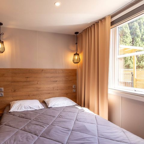 Stacaravan 6 personen - Mobile-home | Ultimate | 3 slaapkamers | 6 pers. | Verhoogd terras | Jacuzzi | 2 badkamers | Airconditioning.