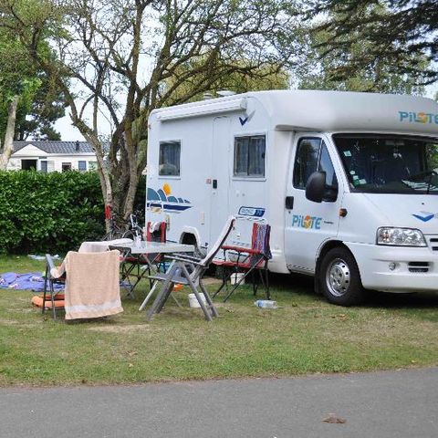 Kampeerplaats - Water- en afvoeraansluiting + auto + warme douches + 10A elektriciteit